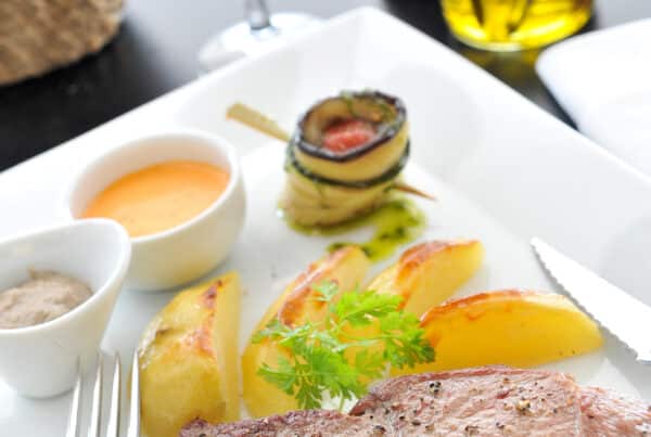 Steak camarguais, beurre relevés à l’anchois et crème de poivron anisé