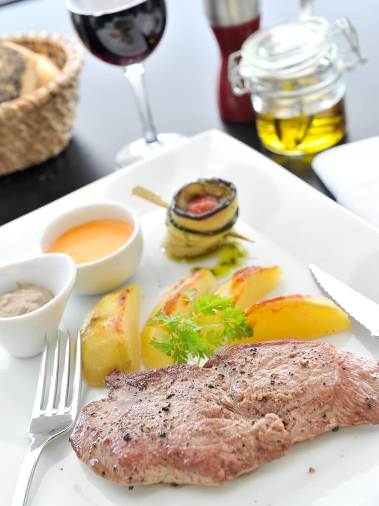 Steak camarguais, beurre relevés à l’anchois et crème de poivron anisé Steak camarguais, beurre relevés à l’anchois et crème de poivron anisé