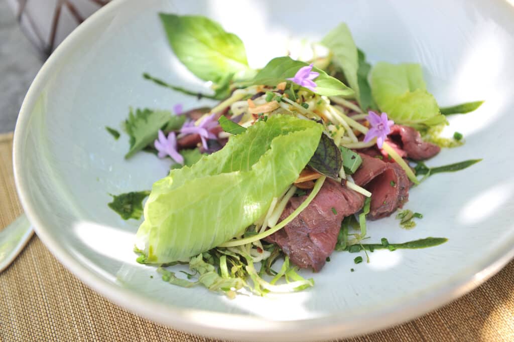 Taureau rôti mariné à la Thaï, courgette et basilic citron Taureau rôti mariné à la Thaï, courgette et basilic citron